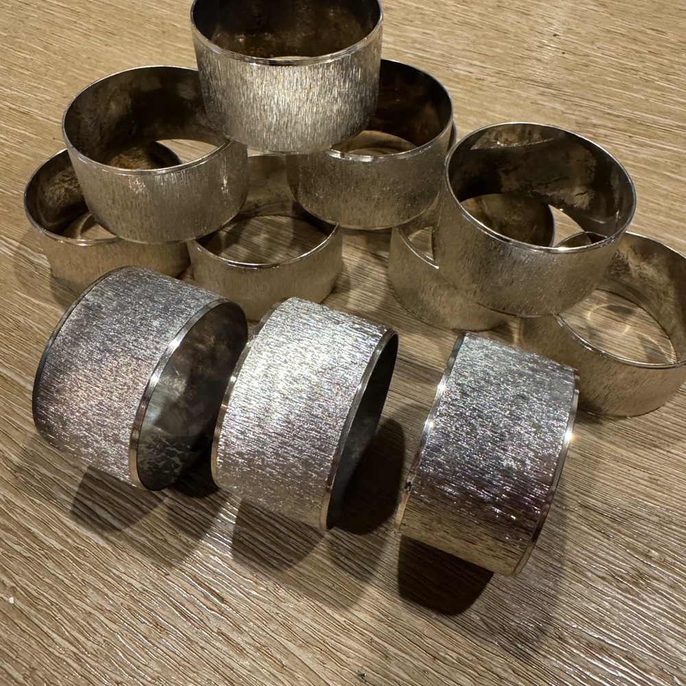 Chic Silver Napkin Rings Set - Picture 3 of 4